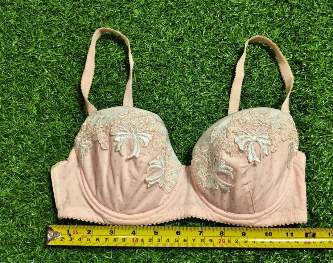 Size E65 (Category: New Undergarments & Loungewear) located in Sungai Buloh. Submitted by Zirahh.BndleNightware (Listing ID 1451861348, Image 1). Description: 9/10.