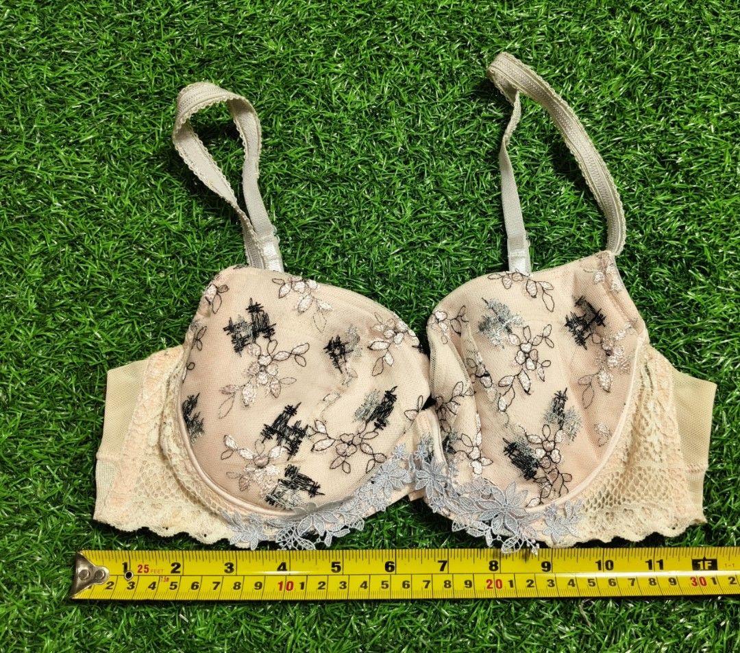 Size E65 (Category: New Undergarments & Loungewear) located in Sungai Buloh. Submitted by Zirahh.BndleNightware (Listing ID 1451870070, Image 1). Description: 9/10.