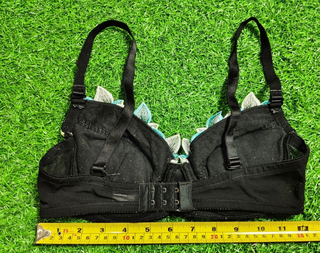 Size E70 (Category: New Undergarments & Loungewear) located in Sungai Buloh. Submitted by Zirahh.BndleNightware (Listing ID 1451869456, Image 2). Description: 9/10.