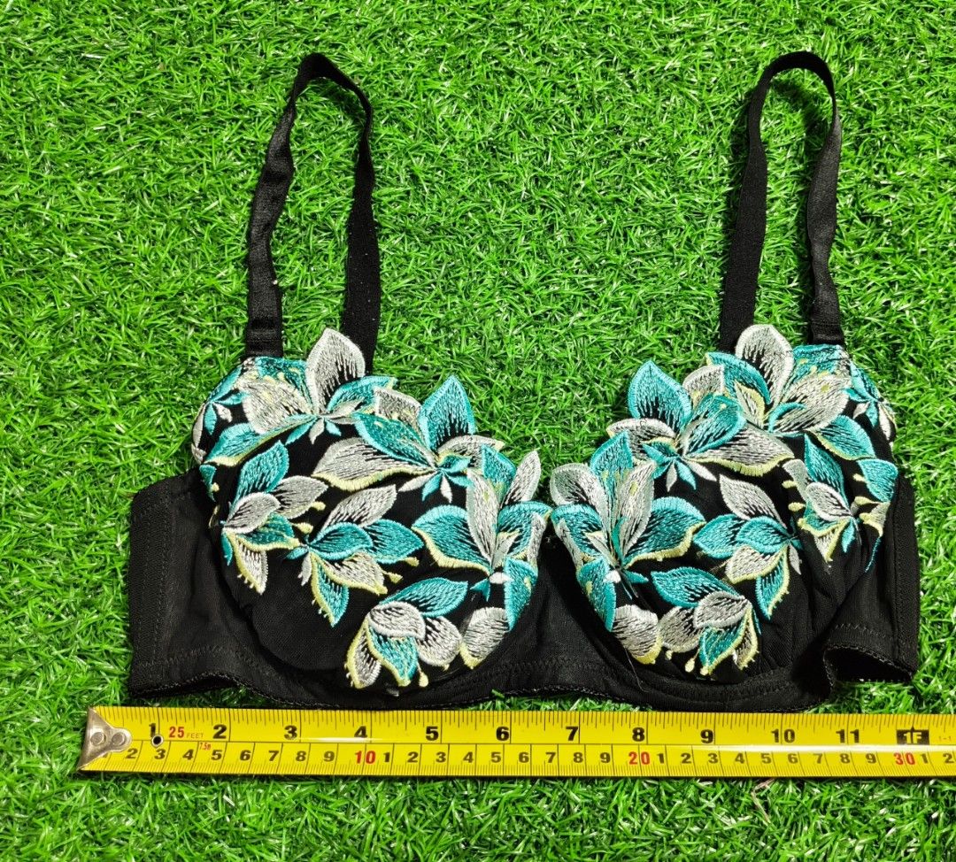 Size E70 (Category: New Undergarments & Loungewear) located in Sungai Buloh. Submitted by Zirahh.BndleNightware (Listing ID 1451869456, Image 1). Description: 9/10.