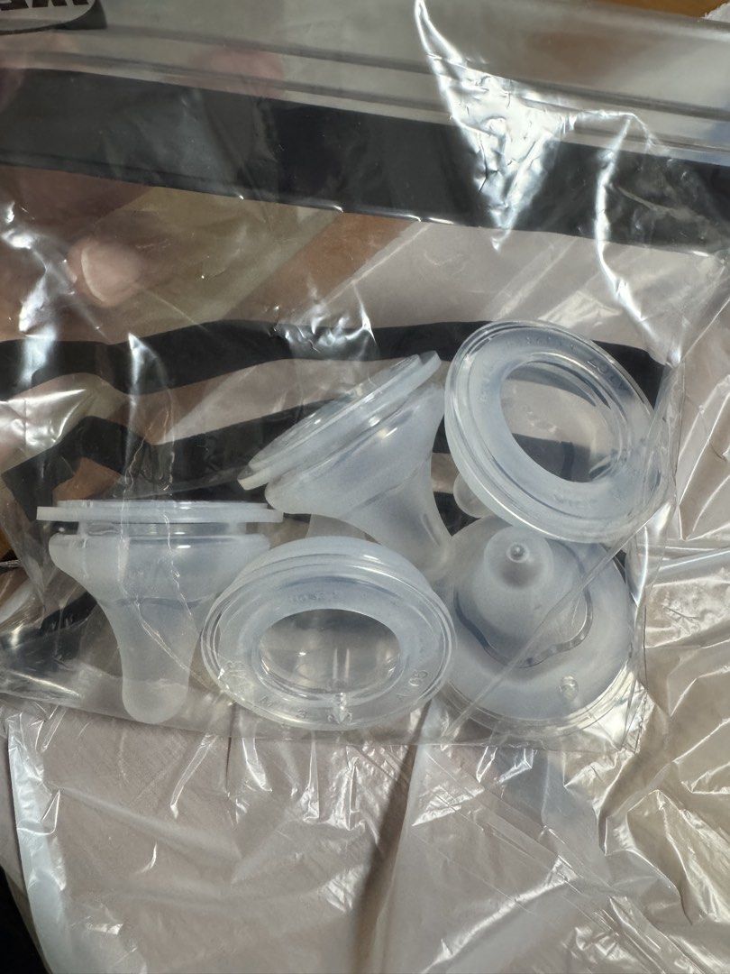 Size M Pigeon bottle nipples (Wide) （分類：護理及餵哺 - 母乳及奶瓶）位於 Hong Kong。 由 benztaxi26 提交（商品編號 1451821359，圖片 1）。簡介： Brand new pigeon pacifier size M (wide)。