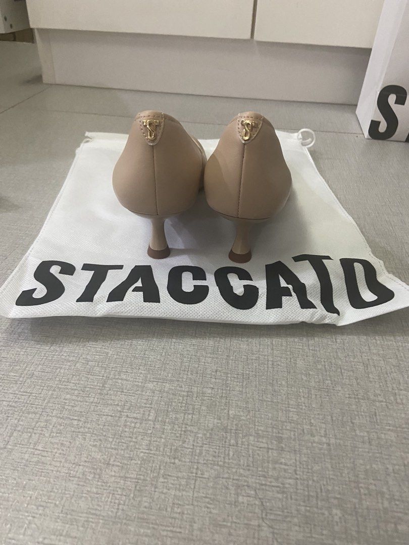 Staccato （分類：高跟鞋）位於 Hong Kong。 由 amy80864-13014 提交（商品編號 1451819469，圖片 3）。簡介： 全新，37碼，4cm 。