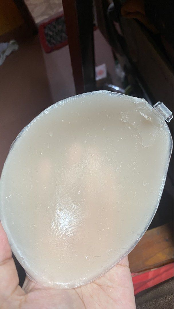 strapless bra / bra silicon / bra silikon (Kategori: Olshop Wanita) berada di Garut. Dikirim oleh llyyve (ID iklan 1451732125, Gambar 3). Deskripsi: baru bgt nyampe pas dicoba kekecilan.. ini cup d yaaa dan baru dipakai sekali, sudah dicucii🥰 minus ada sedikit bulu halus (cek di slide 2/3)karena ini lemnya nempel kuat bgt🥲.