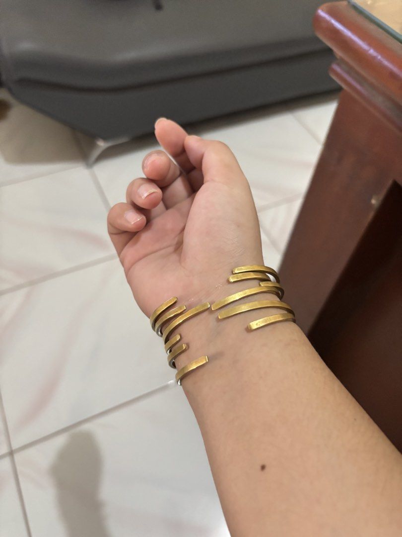 Thin Brass Stackable Bangle Set (Category: Bracelets) located in San Fernando. Submitted by nicoledweeby (Listing ID 1451702305, Image 3). Description: - Set of 6 gold tone bangles - Features a hammered texture - Stackable design, perfect for layering - Can be worn together or separately - Simple and chic style - Fits most wrists -SOLD AS SET.