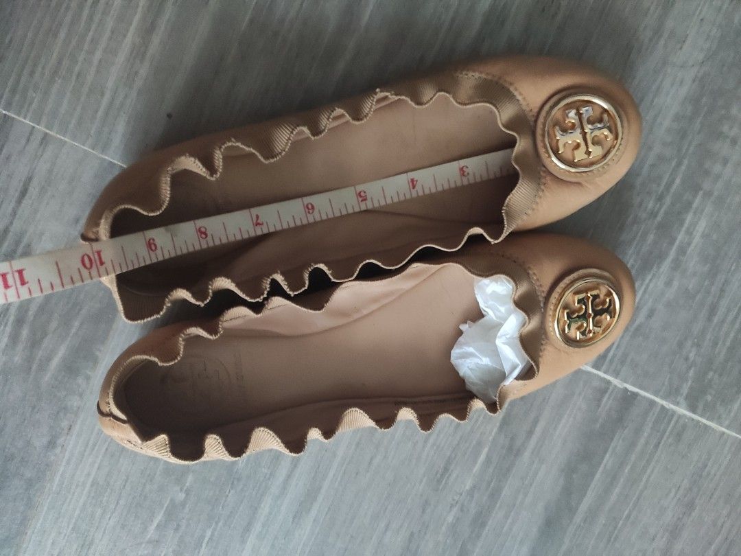 Original Tory Burch Tan Leather Ballet Flats (Category: Flats & Sandals) located in Paranaque City. Submitted by daddyu (Listing ID 1451755060, Image 2). Description: - Classic Tory Burch ballet flats - Tan leather material - Iconic gold logo hardware - Comfortable elasticated ruffled trim - Easy slip-on style - Ideal for everyday wear Maganda pa po ito at Matibay For Slim Feet.