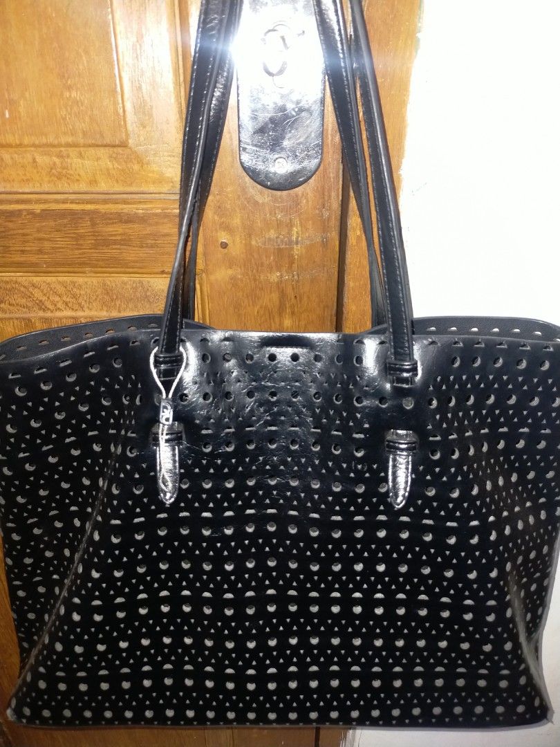 Tote bag laser cut - RC (Kategori: Tas & Dompet Wanita) berada di Bekasi. Dikirim oleh prelovedbyfarfar_ (ID iklan 1451774217, Gambar 2). Deskripsi: • ada pouch didalam nya •Brand Royal cuir •Bahan Lentur •Nego no sadis.