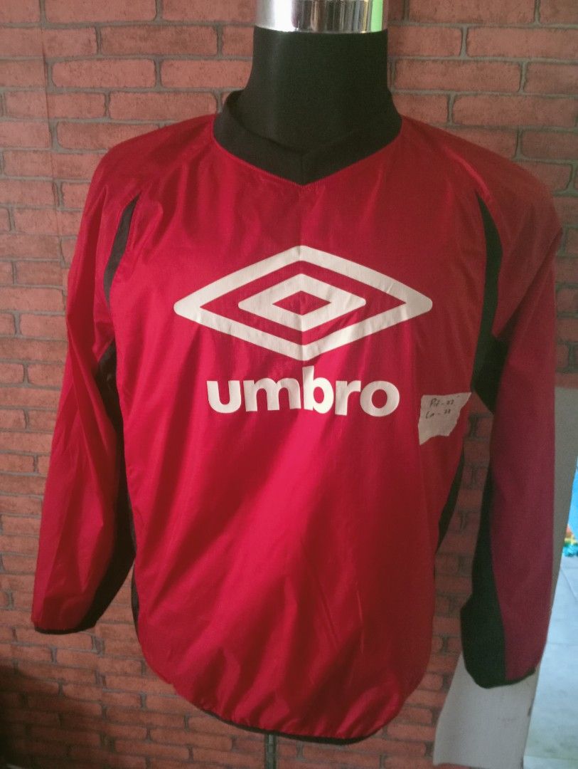Umbro Red Jacket (Category: Coats, Jackets and Outerwear) located in Tanah Merah. Submitted by jaapickers_2449 (Listing ID 1451724924, Image 1). Description: - Classic red Umbro jacket - Stylish black collar and sleeve accents - Prominent Umbro logo on the front - Elasticated cuffs for a comfortable fit - Ideal for sports, training, or everyday casual wear - Pit 22 inch - Long 27 inch.