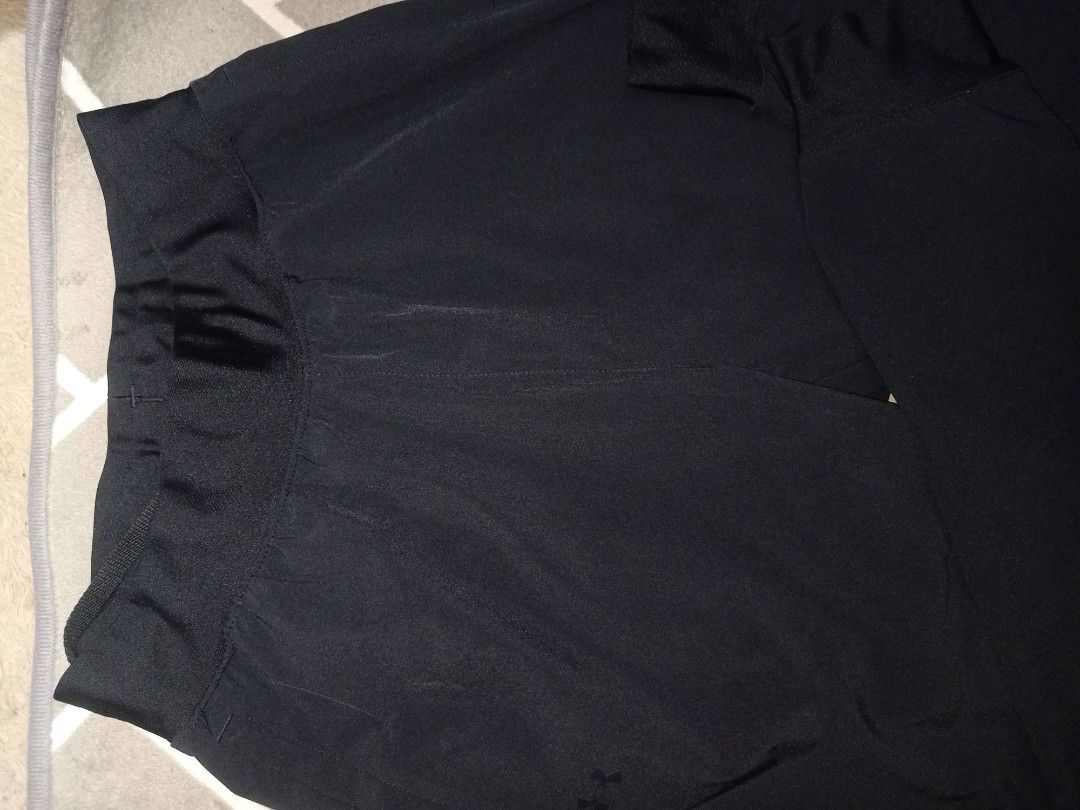 Under Armour Black Athletic Pants (Category: Joggers) located in Pasig City. Submitted by urdal01 (Listing ID 1451871275, Image 3). Description: - Black Under Armour athletic pants - Comfortable elastic waistband - Straight leg design - Lightweight and breathable material - Ideal for workouts, sports, or casual wear - Features Under Armour logo on lower leg -28to29waistline -36inch length .