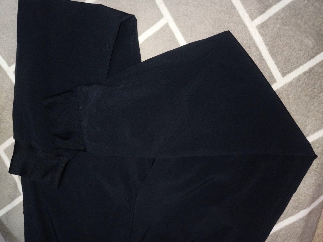 Under Armour Black Athletic Pants (Category: Joggers) located in Pasig City. Submitted by urdal01 (Listing ID 1451871275, Image 2). Description: - Black Under Armour athletic pants - Comfortable elastic waistband - Straight leg design - Lightweight and breathable material - Ideal for workouts, sports, or casual wear - Features Under Armour logo on lower leg -28to29waistline -36inch length .
