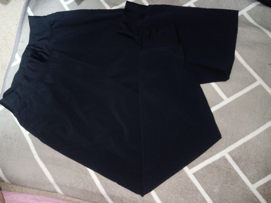 Under Armour Black Athletic Pants (Category: Joggers) located in Pasig City. Submitted by urdal01 (Listing ID 1451871275, Image 1). Description: - Black Under Armour athletic pants - Comfortable elastic waistband - Straight leg design - Lightweight and breathable material - Ideal for workouts, sports, or casual wear - Features Under Armour logo on lower leg -28to29waistline -36inch length .