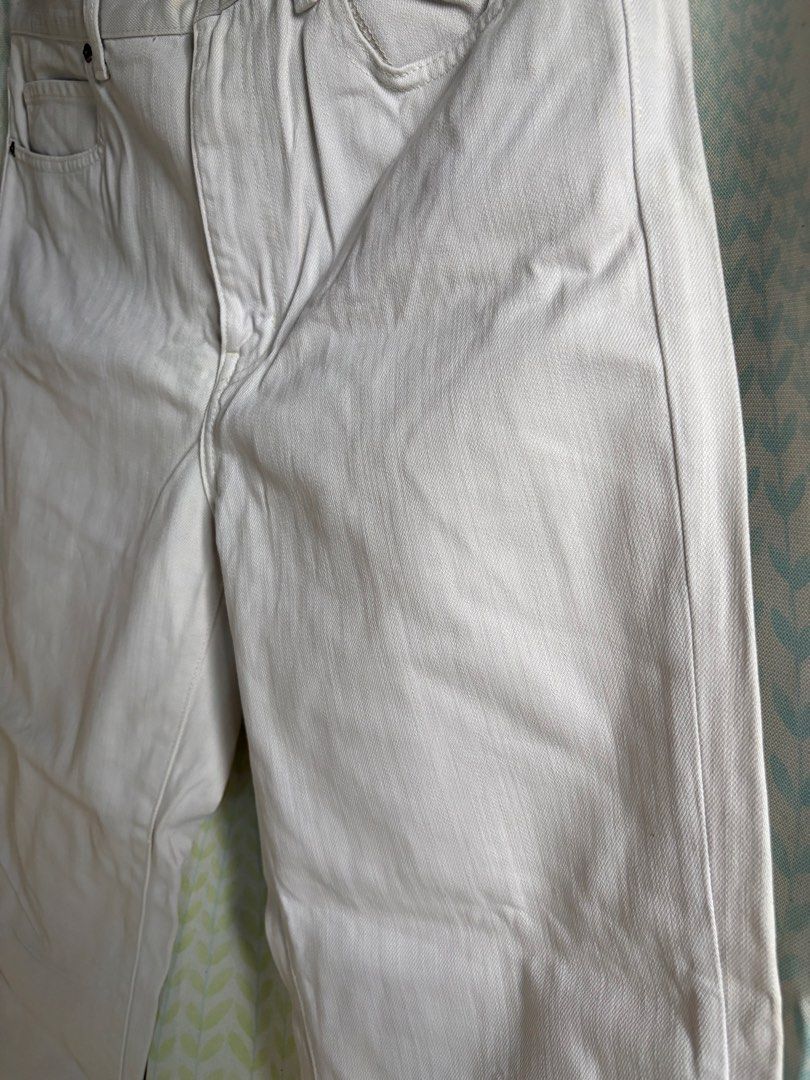 UNIQLO Beige Relaxed Fit Jeans (Category: Jeans) located in Adams. Submitted by eggs.sam.cheese (Listing ID 1451807314, Image 3). Description: - UNIQLO beige relaxed fit jeans - Straight leg cut with a slightly cropped hem - Button and zip closure - Two back pockets and two front pockets - Textured fabric - Perfect for casual wear.