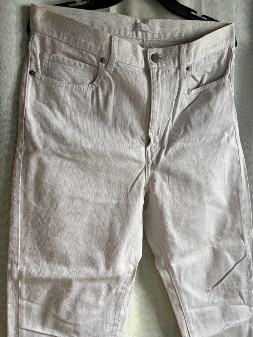 UNIQLO Beige Relaxed Fit Jeans (Category: Jeans) located in Adams. Submitted by eggs.sam.cheese (Listing ID 1451807314, Image 2). Description: - UNIQLO beige relaxed fit jeans - Straight leg cut with a slightly cropped hem - Button and zip closure - Two back pockets and two front pockets - Textured fabric - Perfect for casual wear.