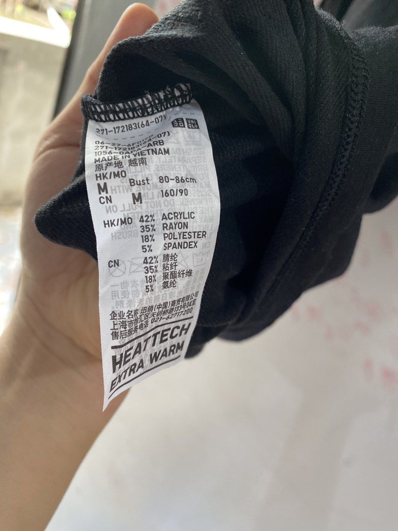 UNIQLO WOMAN MEDIUM EXTRA WARM HEATTECH (Category: Longsleeves) located in Quezon City. Submitted by pinkylivar (Listing ID 1451765575, Image 2). Description: Size - Medium Color- black Issue- lightly used.