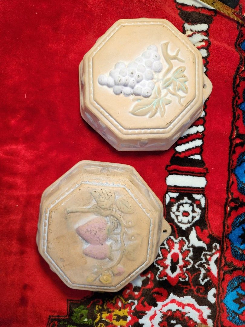 Vintage Ceramic Fruit Mold / Wall Decor (Grapes & Strawberry Set) (Category: Wall Decor) located in Baguio. Submitted by tindahanbagtown2600 (Listing ID 1451795476, Image 1). Description: We do Shipping ✨️ SPX EXPRESS VICTORY DROP & GO LBC.