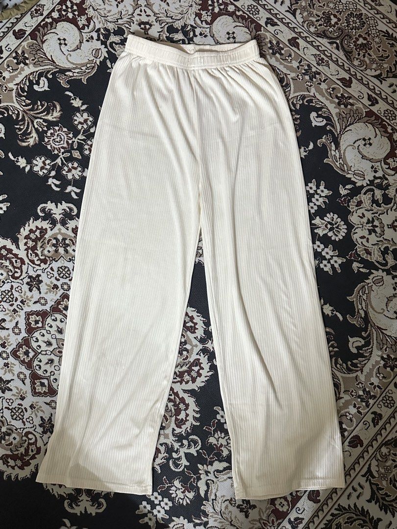 White palazo (Category: Bottoms) located in Ayer Tawar. Submitted by prelovedbydah (Listing ID 1451730254, Image 1). Description: - rarely worn.