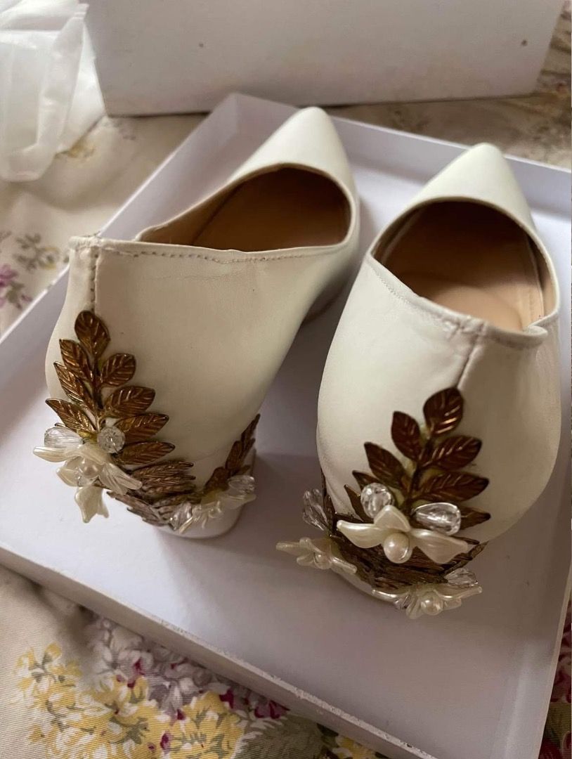 White Wedding Shoes Heels (Category: Heels) located in Quezon City. Submitted by nabieojin (Listing ID 1451891587, Image 2). Description: See photos for details and issues Mop: gcash (payment first) Mod: j&t / lalamove.
