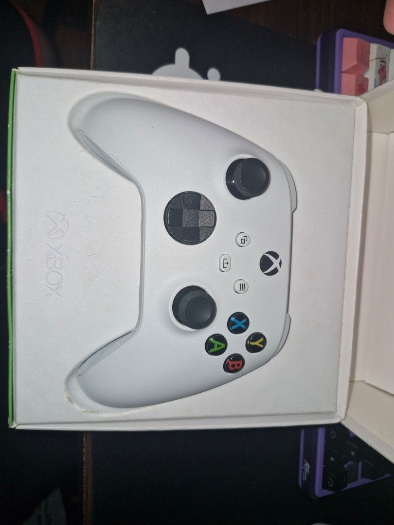Xbox Wireless Controller - Robot White (Category: Controllers) located in Manila. Submitted by si_woody (Listing ID 1451824170, Image 2). Description: Selling a white Xbox wireless controller. It's the Robot White color. Works great. Comes in its original box.