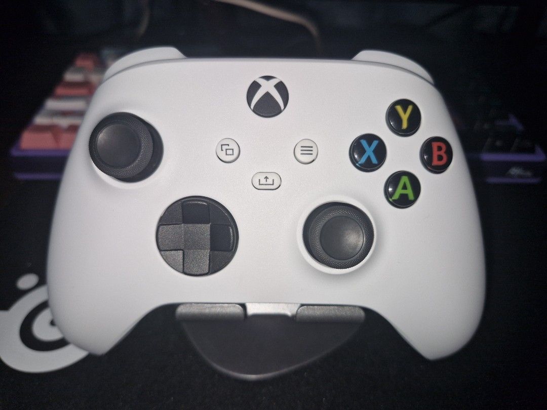 Xbox Wireless Controller - Robot White (Category: Controllers) located in Manila. Submitted by si_woody (Listing ID 1451824170, Image 3). Description: Selling a white Xbox wireless controller. It's the Robot White color. Works great. Comes in its original box.