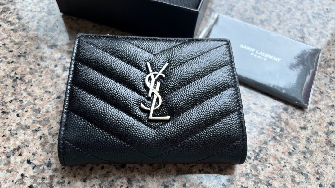YSL Wallet （分類：手袋及銀包）位於 Hong Kong。 由 iloveutoo 提交（商品編號 1451721075，圖片 2）。簡介： YSL Wallet 90%以上new Full set,冇任何磨損 可在青衣，葵芳及荔枝角mtr交收 可順豐到付 有興趣可PM及小議！ 還有其他飾品，可看看其他post! 。