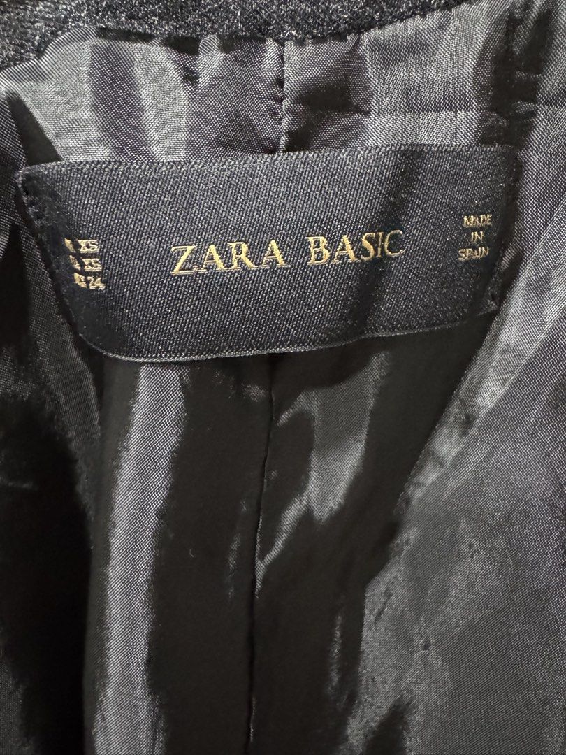 Zara Basic Blazer (Category: Coats, Jackets and Outerwear) located in Guiguinto. Submitted by thehiddenwardrobe (Listing ID 1451840389, Image 3). Description: - Zara Basic grey blazer - Relaxed fit - Front pockets - Fully lined interior - Perfect for layering over tops or dresses - Easy to style for casual or smart occasions.