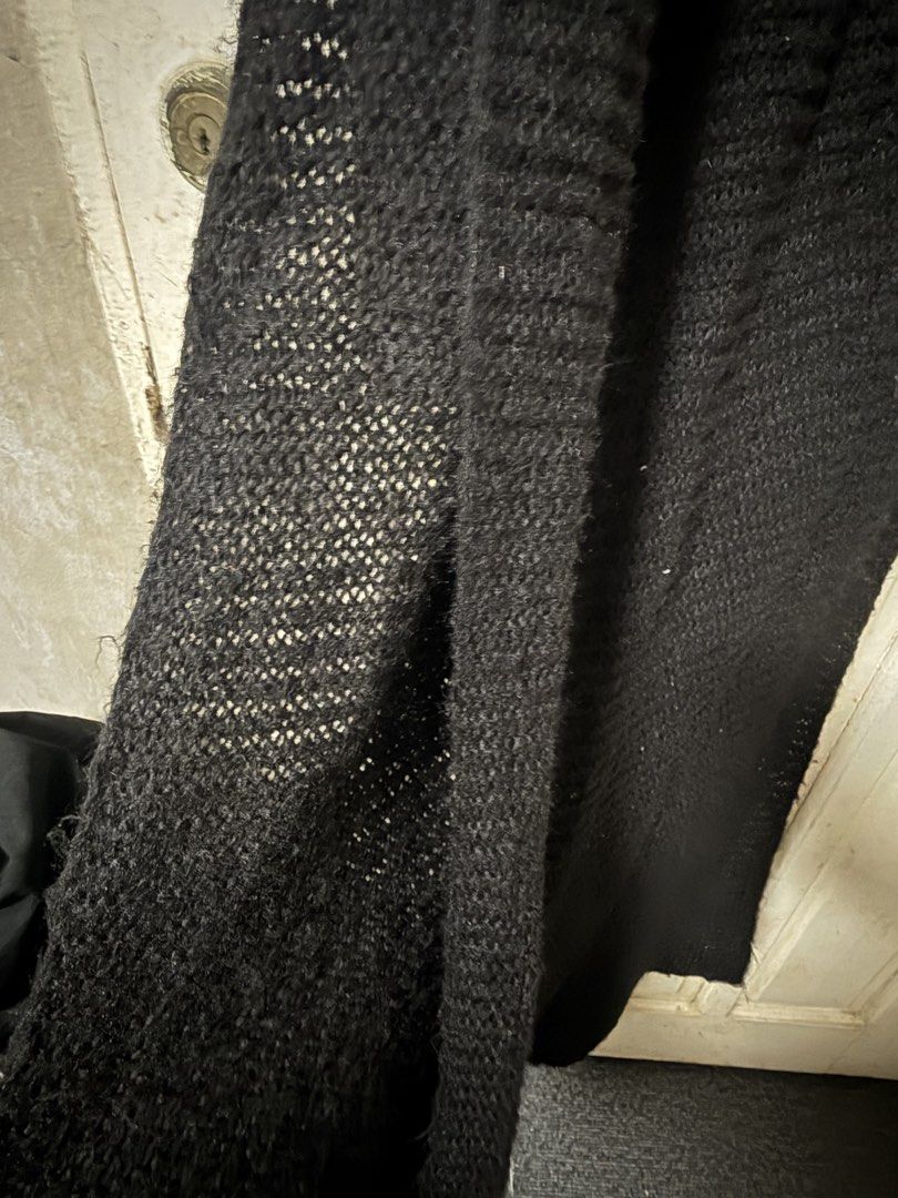 Zara Black Knit Scarf (Category: Scarves) located in Manila. Submitted by savannah.alessia (Listing ID 1451807165, Image 3). Description: - Brand: Zara Accessories - Color: Black - Material: Knit (soft, slightly sheer) - Features: Textured knit pattern, scalloped edge - Style: Adds warmth or serves as a stylish accessory - Origin: Made in China.