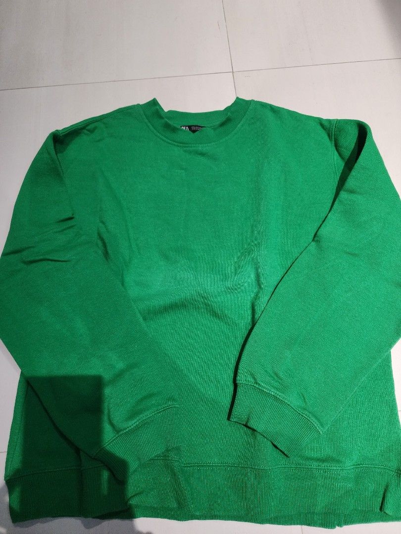 ZARA Green Crewneck Sweatshirt (Category: Longsleeves) located in Muntinlupa City. Submitted by sofia010317 (Listing ID 1451805159, Image 1). Description: - Zara green crewneck sweatshirt - Long sleeves with ribbed cuffs and hem - Made in Pakistan - Simple and classic design - Soft fabric for comfort - Great for layering or wearing on its own.
