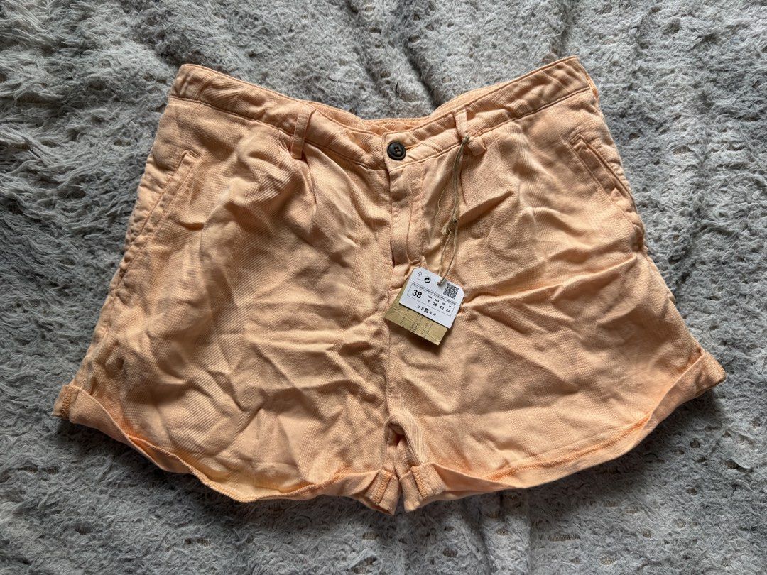 Zara Short (Category: Shorts) located in Mandaluyong City. Submitted by 1hapimaki (Listing ID 1451766101, Image 1). Description: .