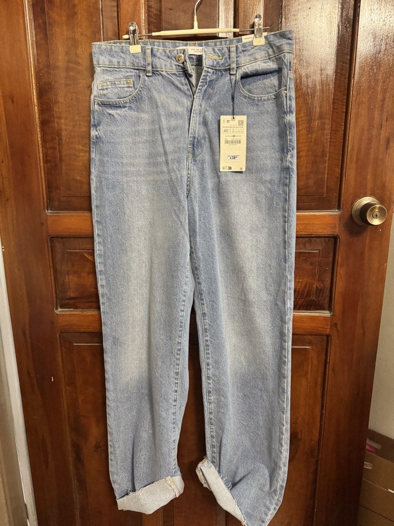 ZARA Straight Light Wash Denim Jeans (Category: Jeans) located in Victorias. Submitted by glxnny.g (Listing ID 1451866301, Image 2). Description: - Brand: ZARA - Style: Light Wash Straight Jeans - Size: 40 (EU) / fits waist 31-32 inches - Condition: Brand new with original tags attached - Original Price: €39.95 - Flaw: broken zipper pull - Reason for Selling: too long for me.