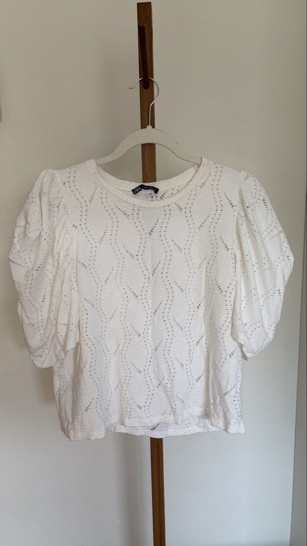 Zara White Textured Puff Sleeve Knit Top (Category: Blouses) located in Valenzuela. Submitted by ahlexluna (Listing ID 1451827072, Image 1). Description: .