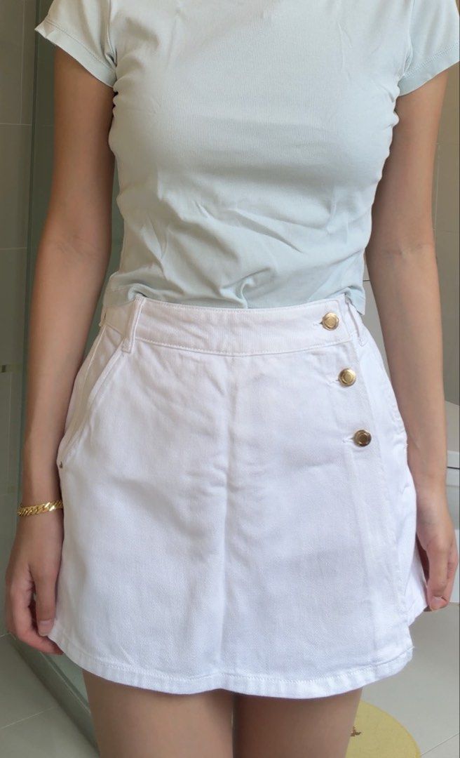 Zara White Wrap Denim Skort (Category: Skirts) located in Makati City. Submitted by fiffanify (Listing ID 1451740365, Image 1). Description: Zara white denim wrap skort (skirt in front and shorts in the back) Size XS, fits 26-27in waist and 36in hips .