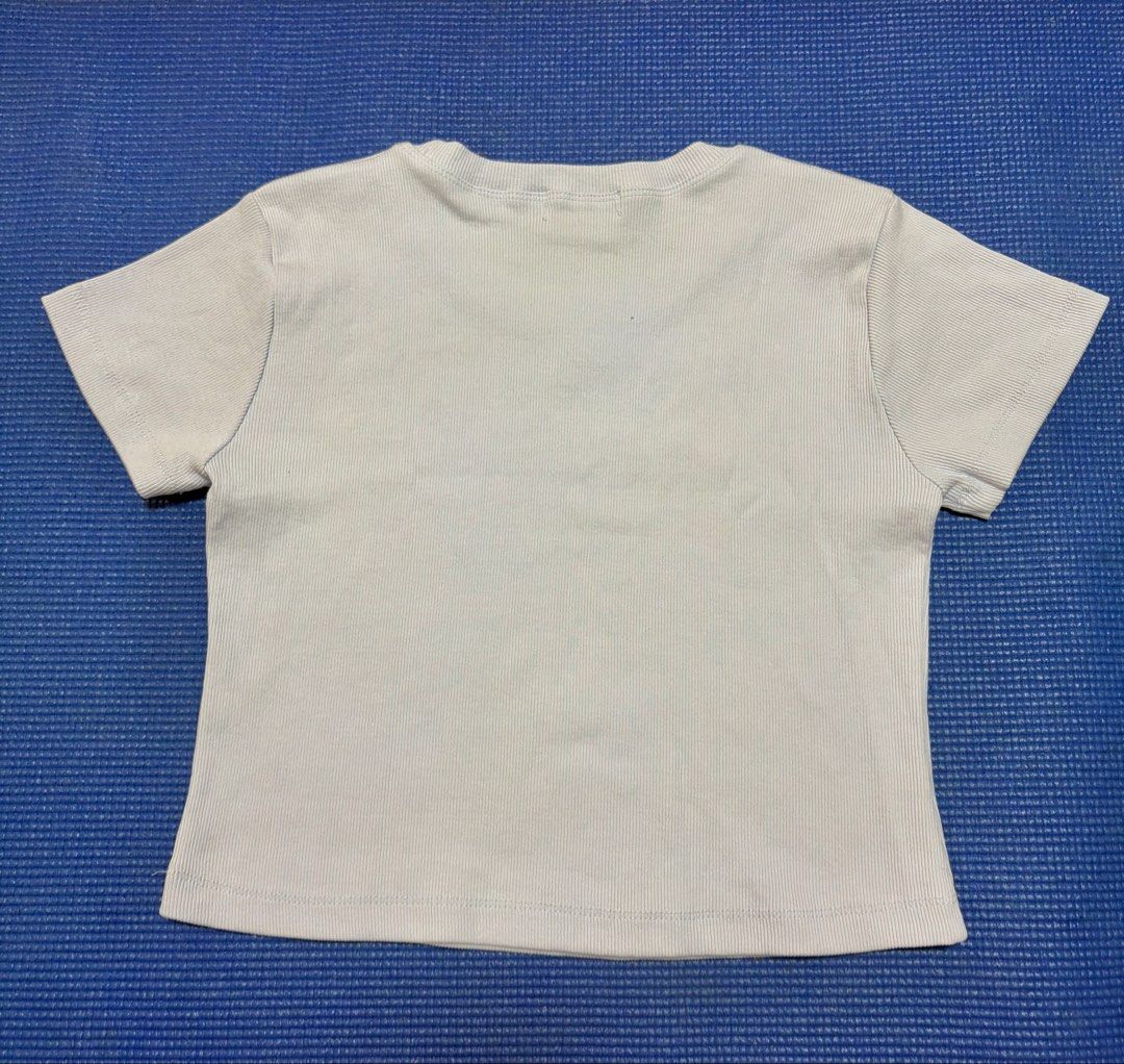 Zoom 淺紫色 top （分類：T-shirt）位於 Hong Kong。 由 jloooo166 提交（商品編號 1451856775，圖片 3）。簡介： Zoom 牌子嘅淺紫色短袖 Tee。圓領設計，前面有個小裝飾。衫身有坑紋，著起身好貼身。呢件衫係短款設計，配搭高腰褲一流。啱晒夏天著，簡單又百搭。。