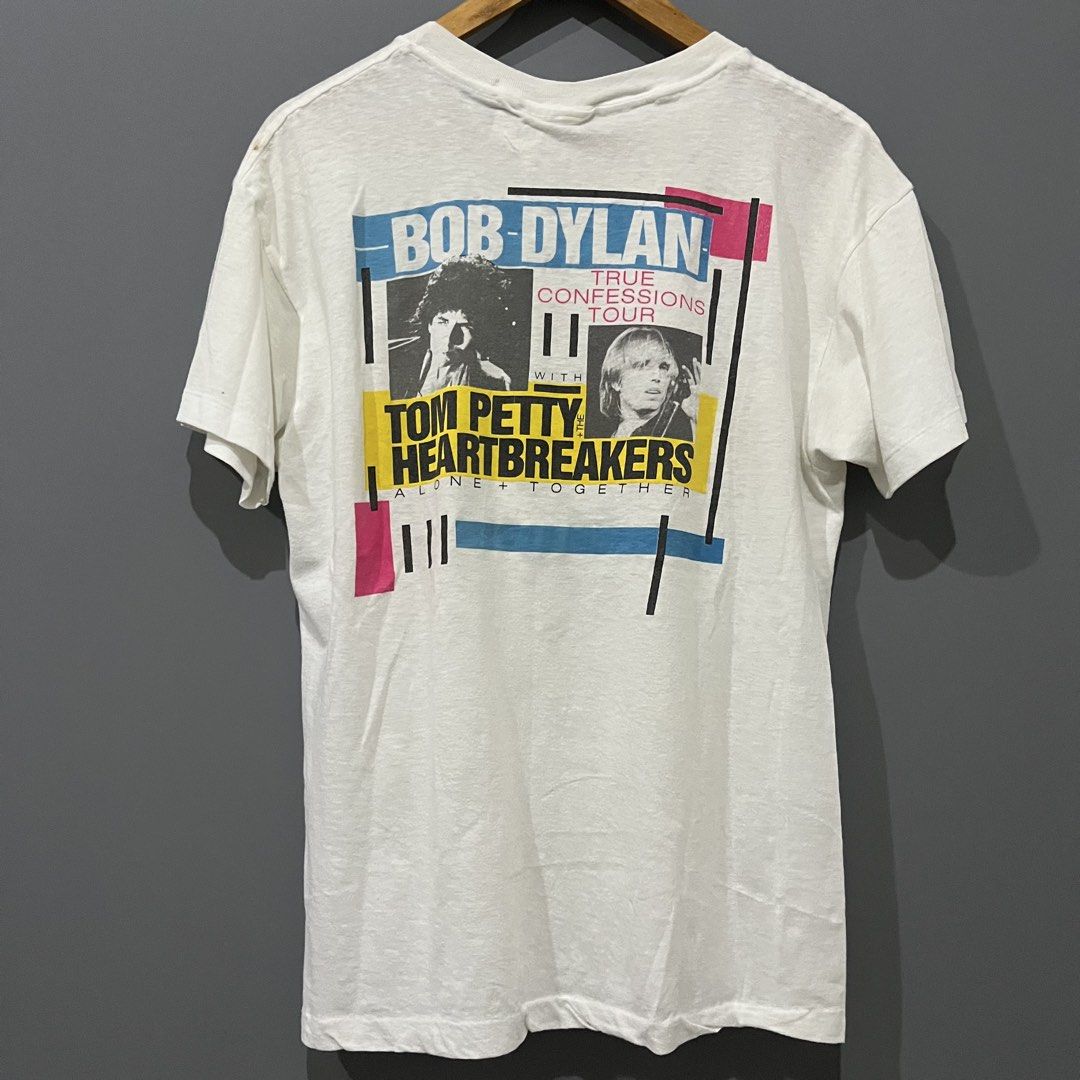 1986 Bob Dylan and Tom Petty and the Heartbreakers (Category: Tshirts & Polo Shirts ) located in Manila. Submitted by truevintage_ph_____on_____ig (Listing ID 1452014236, Image 3). Description: DIMES IN PICS (tape) SEND OFFER LETS NEGOTIATE! Authentic True vintage Vintage condition expect flaws like pinholes, holes, fades, staining, and etc. (view pics carefully) MAJOR ISSUES WILL BE PICTURED! Dm for questions.