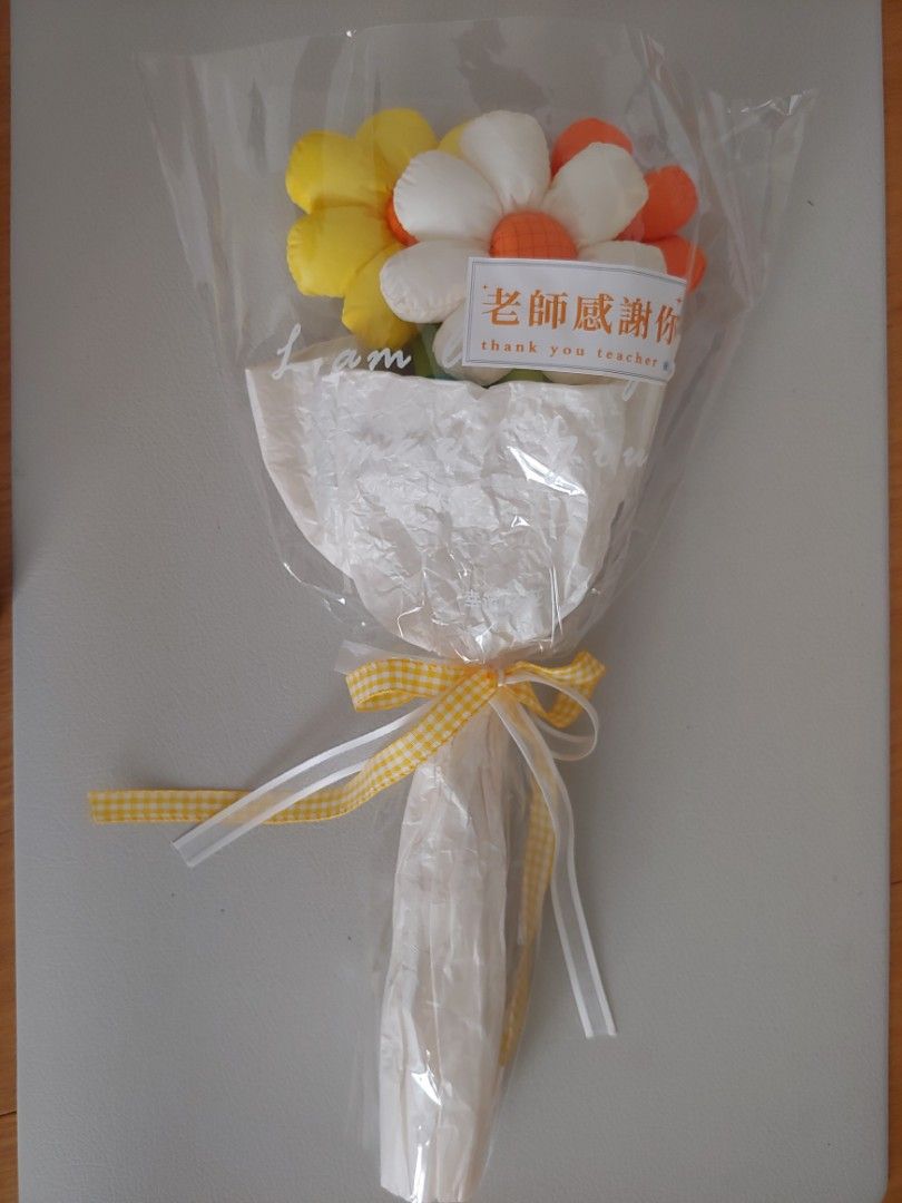 小花枝 （分類：文具及工藝 - 花）位於 Hong Kong。 由 asmemc 提交（商品編號 1451967613，圖片 3）。簡介： 全新合共3款小花枝 全部要$20 長约±30~40cm。