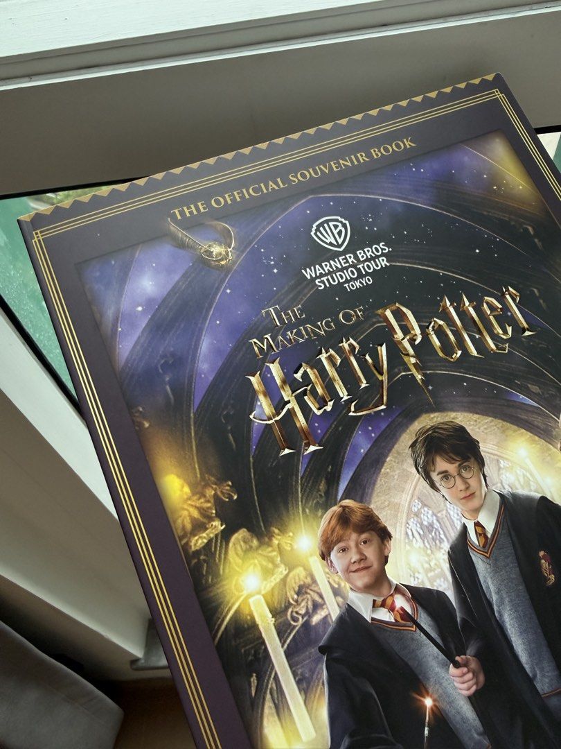 哈利波特 華納兄弟片場導覽紀念書 （分類：小說及非小說）位於 Hong Kong。 由 ling0603 提交（商品編號 1451990158，圖片 3）。簡介： 呢本係「哈利波特製作揭秘」嘅官方紀念書，來自華納兄弟片場導覽東京站。書入面有好多關於電影製作嘅幕後花絮同埋圖片，包括經典嘅福特安格利亞汽車同埋倫敦街景。送禮自用都好啱，哈利波特迷必儲！。
