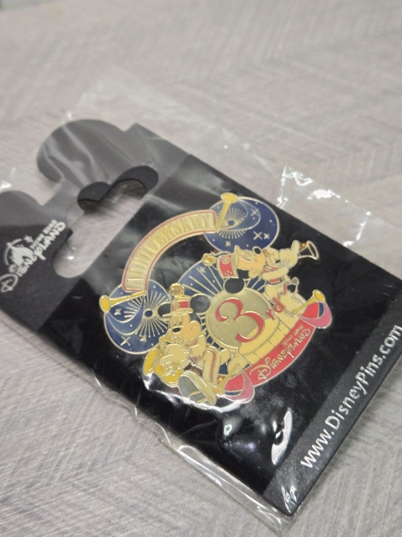 絕版 香港迪士尼樂園 3周年 紀念 徽章 （分類：復古收藏品）位於 Hong Kong。 由 wingfaipo 提交（商品編號 1452087720，圖片 2）。簡介： 絕版 香港迪士尼樂園 3周年 紀念 徽章 全新未開封未使用，連原裝背卡，有外膠袋保護，保存良好。 平日放工時間下午6:00至6：30港鐵鑽石山至紅磡，太子至尖沙咀及黃埔站交收。或順豐到付。