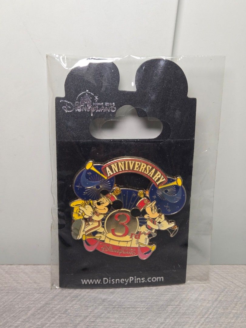 絕版 香港迪士尼樂園 3周年 紀念 徽章 （分類：復古收藏品）位於 Hong Kong。 由 wingfaipo 提交（商品編號 1452087720，圖片 1）。簡介： 絕版 香港迪士尼樂園 3周年 紀念 徽章 全新未開封未使用，連原裝背卡，有外膠袋保護，保存良好。 平日放工時間下午6:00至6：30港鐵鑽石山至紅磡，太子至尖沙咀及黃埔站交收。或順豐到付。