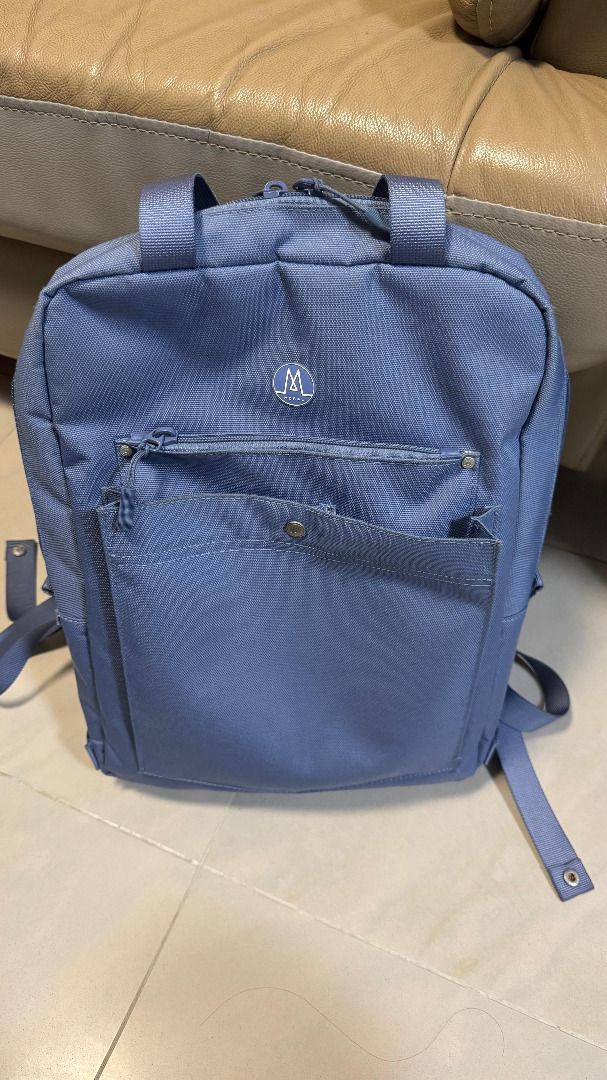 執屋清理 - MORAL Budd 雙肩背包 (波斯藍) (包郵) （分類：背包）位於 Hong Kong。 由 wai3012 提交（商品編號 1452081293，圖片 1）。簡介： 執屋清理 - MORAL Budd 雙肩背包 (波斯藍) (包郵) =============================== MORAL Budd 雙肩背包 (波斯藍) (包郵) - 香港品牌 - 代屋企人放，因容量不夠用，故放售 - 特多內格，可放15吋notebook 及 13" 平板電腦 - 上班上學都能完全勝任，可手提 / 單肩 / 雙肩使用，超方便 - 有使用痕跡，無爆線、無磨爛、拉鏈正常 (大約使用1年多) - 已清潔及消毒，女生用家 - 只限 「順豐寄付」(包郵) MORAL 官方網站詳情 https://moralbags.com/zh/products/little-budd-backpack?srsltid=AfmBOopXMlMgbZW9RmDryveRfwf2IQZrU_6
