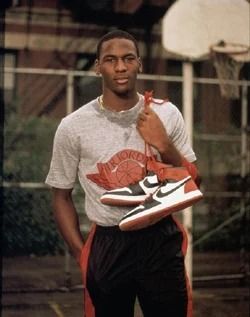 【🔥全新限量版 Air Jordan🏀】破格主題: 🚫 Not for Resale 🚫 Air Jordan 1 Retro High Not for Resale Varsity Red | Nike ✔️ | MICHAEL JORDAN 米高佐敦 | NBA Card | PSA | 波鞋 | 全新未落地 （分類：西裝鞋）位於 Hong Kong。 由 shopaholic1234hk 提交（商品編號 1376568049，圖片 7）。簡介： 備註: (1) 全新未落地, 純個人收藏 (2) 🏀 Jordan Brand 🏀 以「🚫 Not for Resale 🚫」這風氣推出語帶諷刺的 Air Jordan 1 鞋款，並前後迎來黃黑「Varsity Maize」及紅黑的「Varsity Red」，最大設計亮點是在於中底位置的「NOT FOR RESALE」，以及左、右後跟分別繡有「NO PHOTOS」，鞋舌上下兩端玩味地呈現「WEAR ME」和「PLEASE C