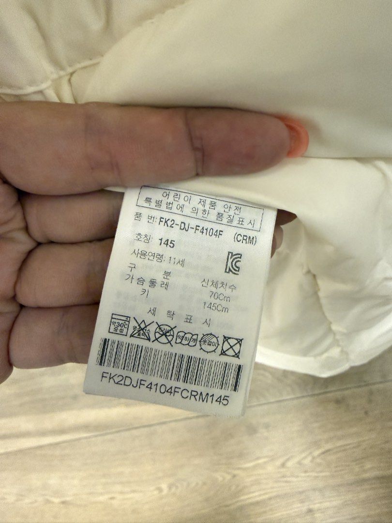 韓國 Fila 女童中長羽絨 145cm （分類：嬰兒及小童流行時尚）位於 Hong Kong。 由 jaimek_wind 提交（商品編號 1452015016，圖片 3）。簡介： 購自韓國Fila，80%鴨絨，帽及毛毛可拆，腰位可索可調較，長度可蓋過pat pat，有興趣可提供小朋友上身圖。