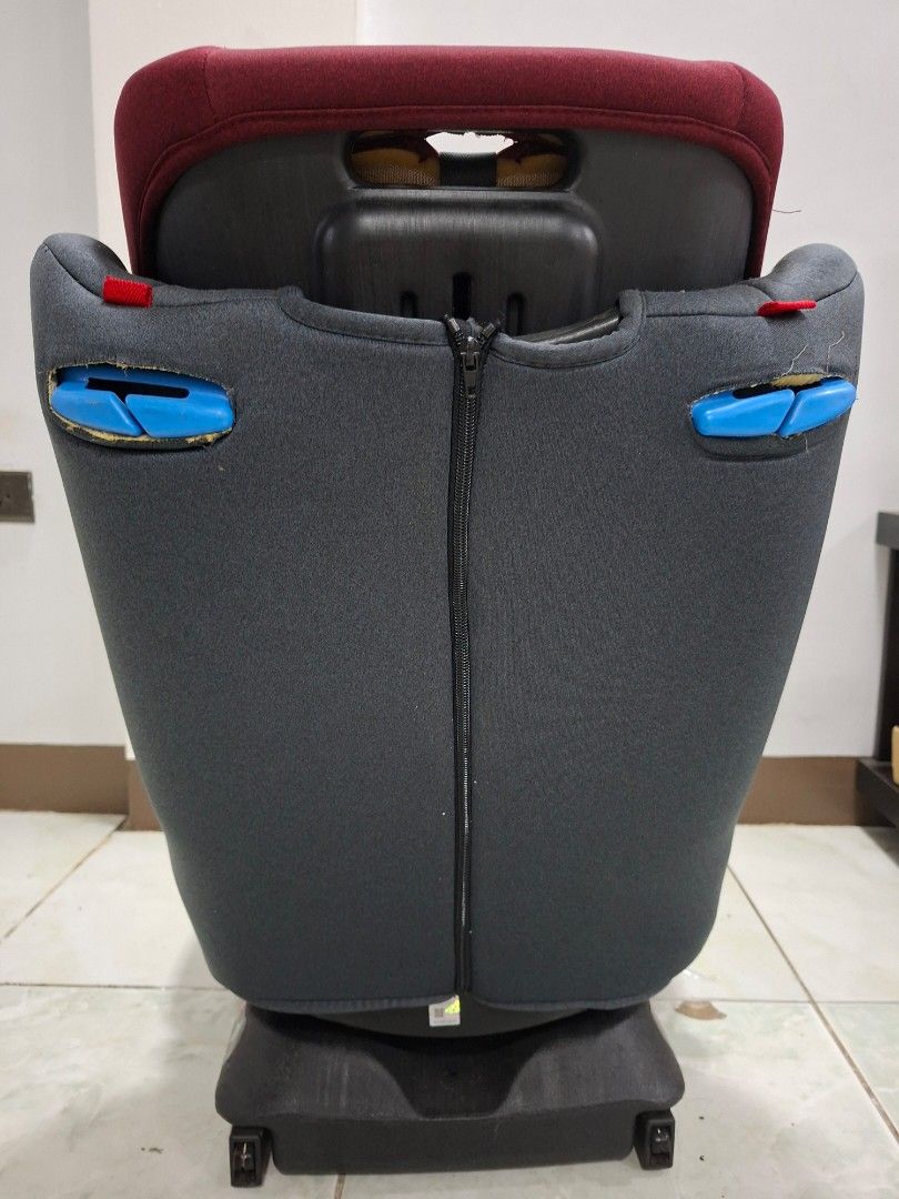 Akeeva Swoop 360 Car Seat (Category: Car Seats) located in Manila. Submitted by numismaticguy (Listing ID 1451996121, Image 3). Description: - Akeeva Swoop 360 Car Seat - Color: Red and Grey - Safety Features: 5-point harness, Side impact protection - Convenience: Swivels 360 degrees for easy access - Installation: isofix / seatbelt - Ideal for: toddler and kids.