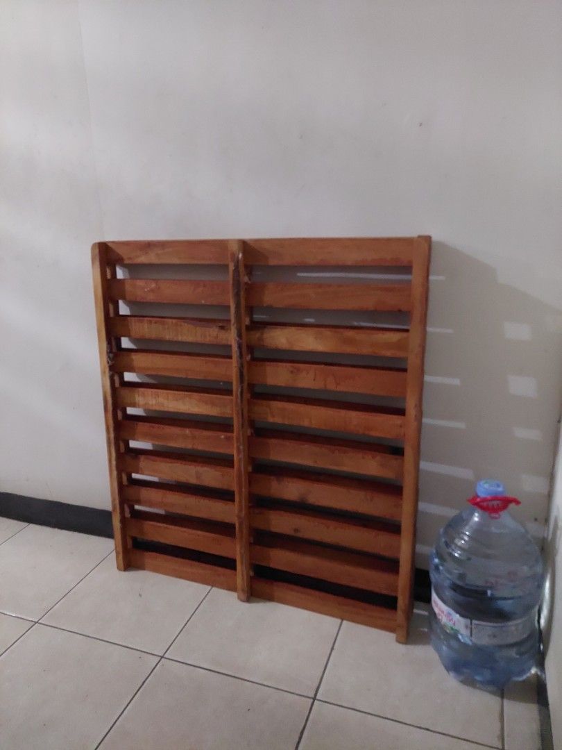 Alas Kasur / Dipan Kayu Minimalis 90x200 (Sudah Plitur & Bisa Paket dengan Kasur) (Kategori: Perabotan Rumah) berada di Jakarta Pusat. Dikirim oleh frgrnns (ID iklan 1451911841, Gambar 1). Deskripsi: Jual alas kasur / dipan kayu minimalis untuk ukuran kasur single (90x200x5cm). Kondisi masih sangat bagus, kokoh, dan terawat. Dijual murah saja karena di kamar kos yang baru sudah disediakan dipan dari pemilik kos. Spesifikasi & Kondisi: Ukuran: Pas