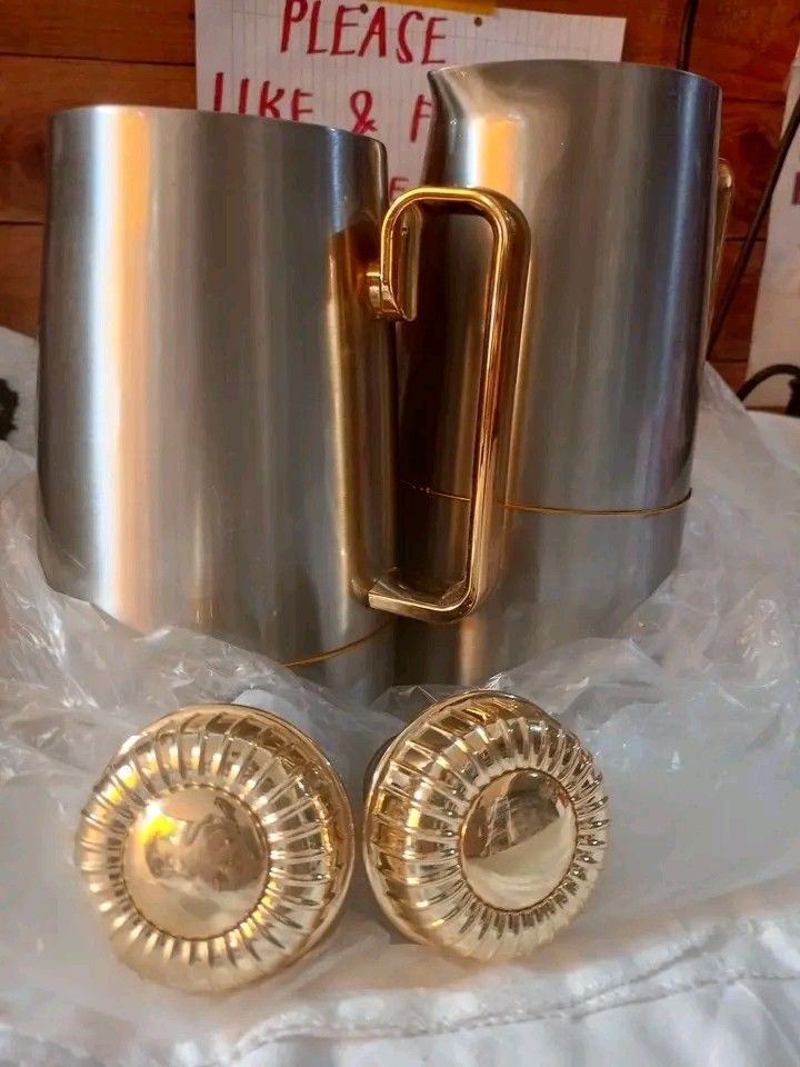 ALMARJAN Arabic Tea & Coffee Thermos Set (Category: Kettles & Airpots) located in Manila. Submitted by rubymielbona (Listing ID 1451900470, Image 3). Description: ✨ ALMARJAN Arabic Tea & Coffee Thermos Set ✨ ☕ Set of 2 ✅ Brand New ✅ Elegant Gold Handle & Lid ✅ Keeps drinks hot or cold longer 💰 Only ₱699 ‼️‼️ Market price: 1,500❌❌ 📍 Nangka, Marikina.