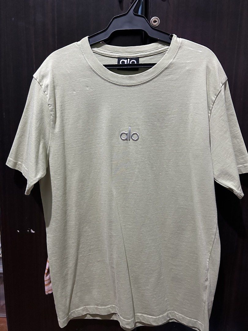 Alo T-Shirt Size L Light Green (Category: Tshirts & Polo Shirts ) located in Baliuag. Submitted by bernanatividad (Listing ID 1452018274, Image 1). Description: - Light green Alo Yoga t-shirt - Small embroidered Alo logo on chest - Size: L - Made in Bangladesh - Ideal for casual wear -Used once.
