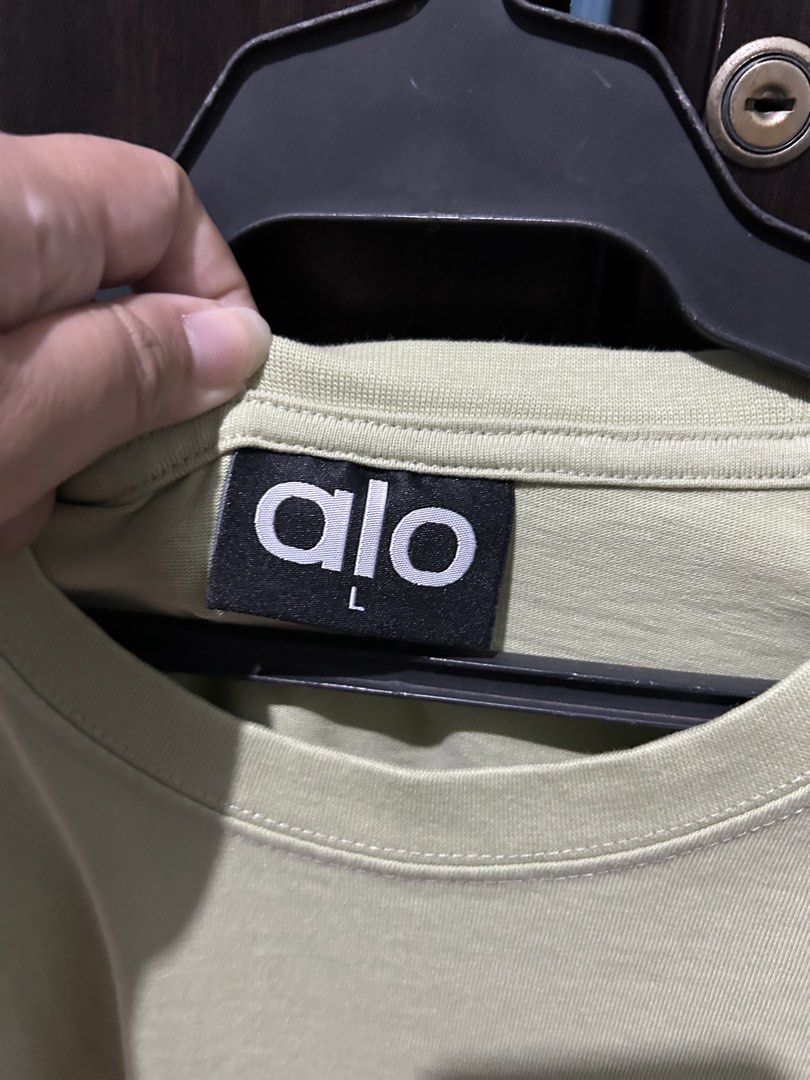 Alo T-Shirt Size L Light Green (Category: Tshirts & Polo Shirts ) located in Baliuag. Submitted by bernanatividad (Listing ID 1452018274, Image 3). Description: - Light green Alo Yoga t-shirt - Small embroidered Alo logo on chest - Size: L - Made in Bangladesh - Ideal for casual wear -Used once.