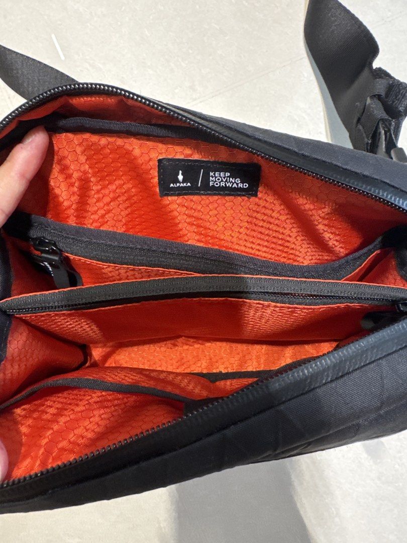 Alpaka Elements Tech Case (Category: Sling Bags) located in Singapore. Submitted by b.l16 (Listing ID 1451979876, Image 2). Description: ✈️ Good travel bag H15.5cm W24cm D9cm - Main compartment with internal pockets - Front zip pocket - Adjustable strap with quick-release buckle.