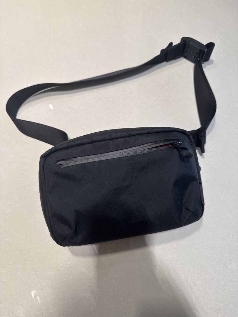 Alpaka Elements Tech Case (Category: Sling Bags) located in Singapore. Submitted by b.l16 (Listing ID 1451979876, Image 1). Description: ✈️ Good travel bag H15.5cm W24cm D9cm - Main compartment with internal pockets - Front zip pocket - Adjustable strap with quick-release buckle.