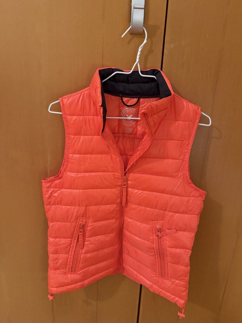 American Eagle Puffer Vest （分類：外套及戶外衣服）位於 Hong Kong。 由 cool_kit 提交（商品編號 1452085488，圖片 1）。簡介： 。