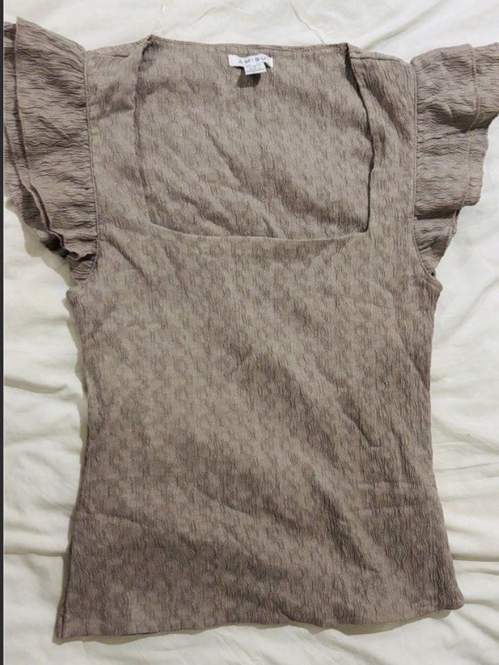 AMISU Square Neck Ruffle Sleeve Textured Top Size M (Category: Blouses) located in Las Pinas. Submitted by katb86 (Listing ID 1452105115, Image 2). Description: - Brown textured top - Square neckline - Short flutter sleeves - Estimated size: Medium (M) - Versatile for casual or dressed-up looks - Pairs well with jeans or skirts.