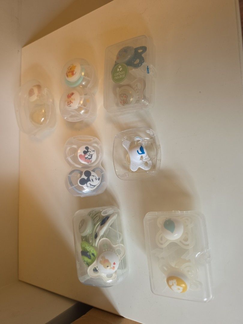 Assorted dummies / pacifiers （分類：護理及餵哺 - 奶咀）位於 Hong Kong。 由 aqk34 提交（商品編號 1451915627，圖片 3）。簡介： 15 Virtually brand new, child never liked dummies. Assorted brands including MAM, Nuk, Suavinēx and mothercare.。