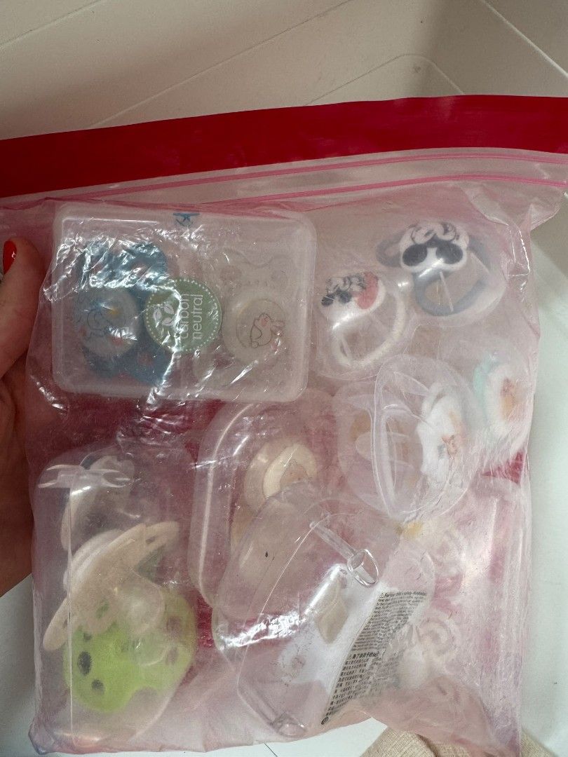 Assorted dummies / pacifiers （分類：護理及餵哺 - 奶咀）位於 Hong Kong。 由 aqk34 提交（商品編號 1451915627，圖片 1）。簡介： 15 Virtually brand new, child never liked dummies. Assorted brands including MAM, Nuk, Suavinēx and mothercare.。
